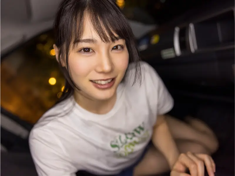 鈴村あいり グラビア写真集『赤い誘惑』画像1