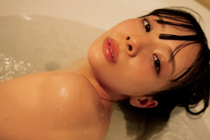 【美女地図】岡田紗佳「路地裏でさらけ出した美脚」