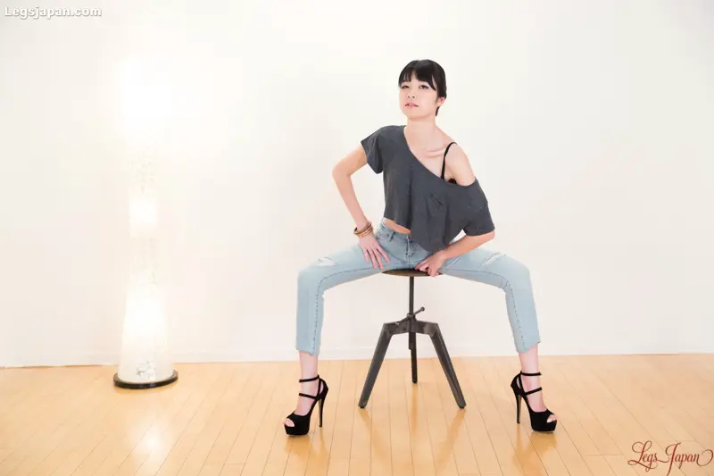 [LegsJapan] Anna Matsuda 松田あんな Short Tee and Tight Jeans